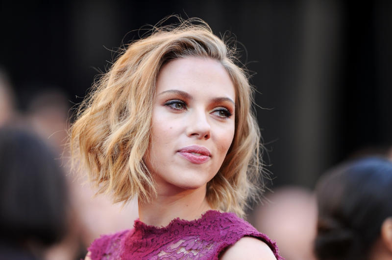 HOLLYWOOD, CA - FEBRUARY 27: Actress Scarlett Johansson arrives at the 83rd Annual Academy Awards held at the Kodak Theatre on February 27, 2011 in Hollywood, California. (Photo by Jason Merritt/Getty Images)